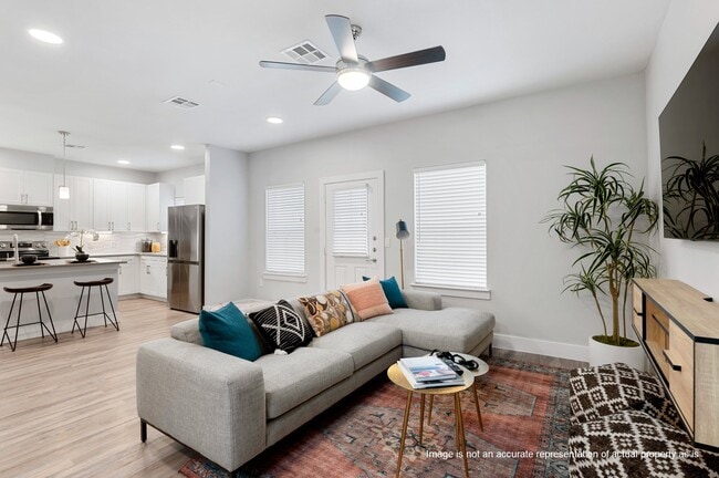 Foto del edificio - 28325 Birnham Woods Dr