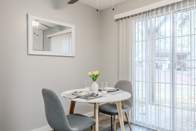 2BR, 2BA - 930SF - Dining Room - Kenridge Apartments