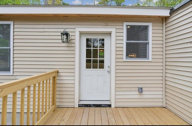 Building Photo - Renovated two-bedroom, one-bath apartment ...