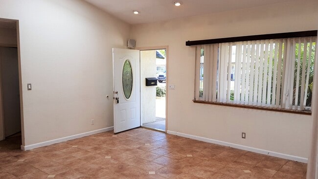 Foto del edificio - Updated 3 Bedroom, 3 Bathroom Garden House...