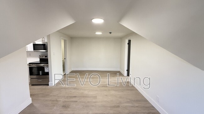 Building Photo - 4585-4587 Ryerson Crescent