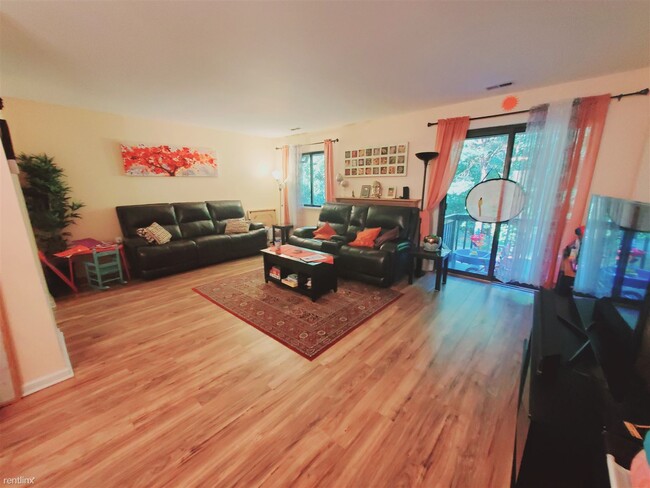 Building Photo - 2 br, 1.5 bath Townhome - 115 Fillow St Apt 4
