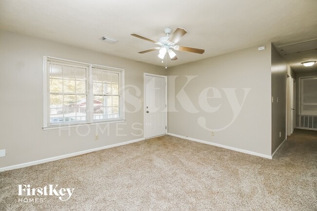Building Photo - 359 Cindy Dr SE
