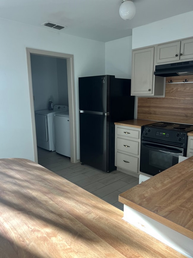 Building Photo - 206 S Byrd St