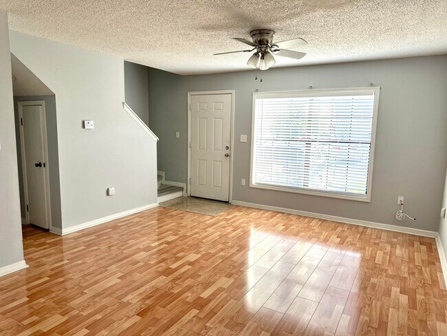 Foto del edificio - 7404 Woodburn Ct