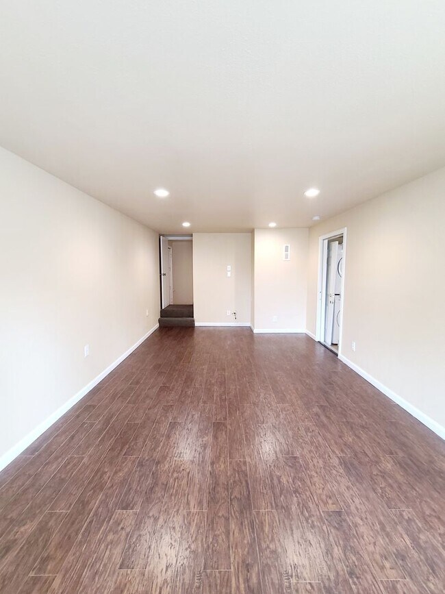 Foto del edificio - Totally remodeled. Impressive, open floor ...