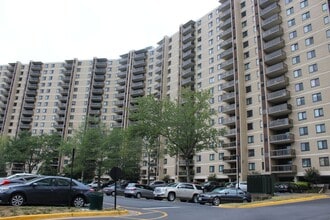 Building Photo - 307 Yoakum Pkwy