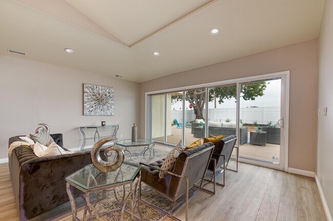 Building Photo - 7270 Ponto Dr