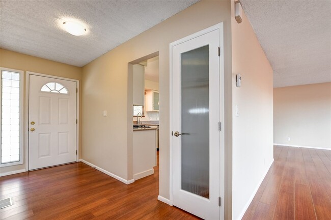 Building Photo - 4 bedroom 2 bathroom home for rent in Pres...