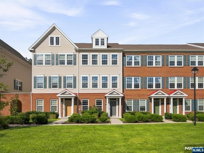 Building Photo - 18 Litchfield Ln