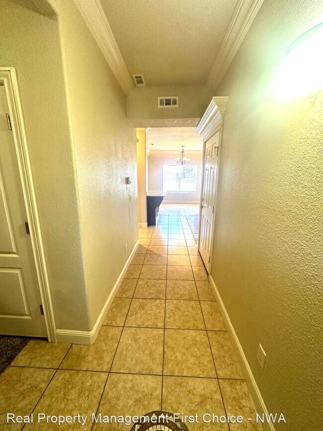 Building Photo - 4 br, 2.5 bath House - 1608 Oakwood Avenue