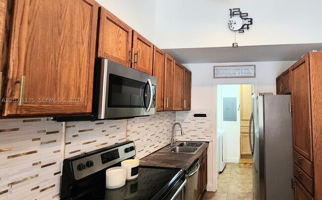 Building Photo - 7028 SW 38th Ct