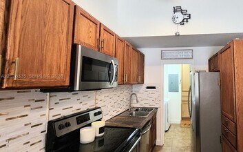 Building Photo - 7028 SW 38th Ct