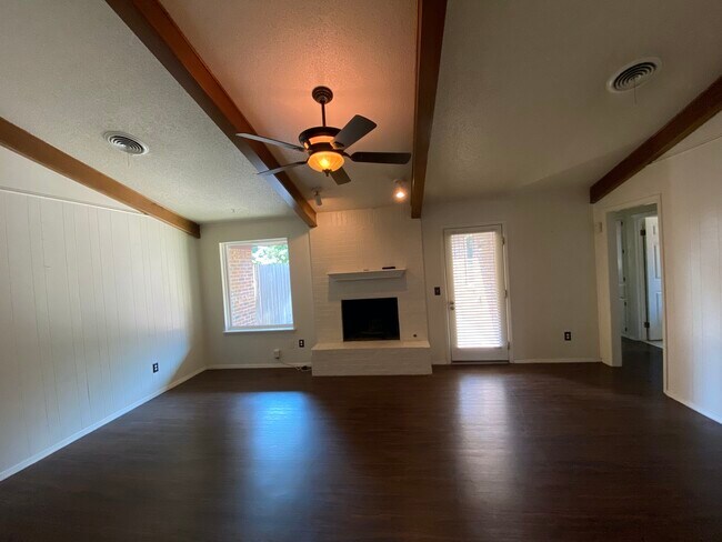 Foto del edificio - 4470 Ridgecrest Cir