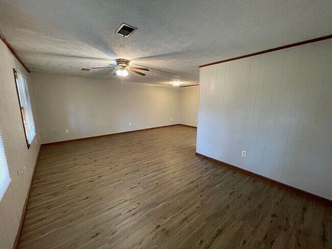 Building Photo - 509 Chateau Dr SE