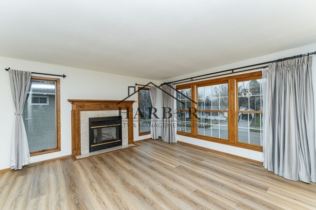 Building Photo - 1709 8 1/2 Avenue SE