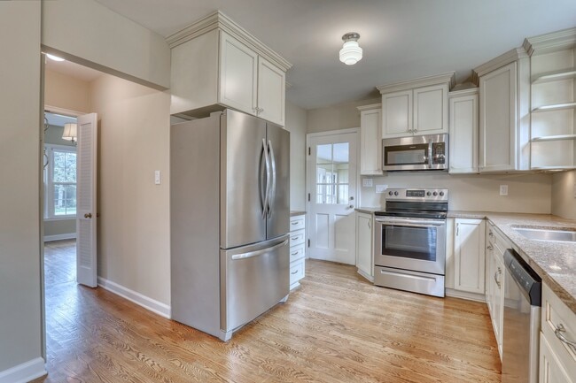 Building Photo - 645 Hi View Ct