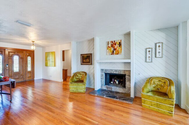 Building Photo - 1286 John Anderson Dr