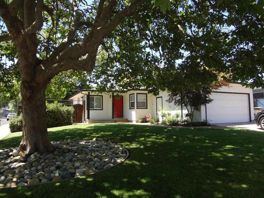 Primary Photo - 442 E Ferndale Ave