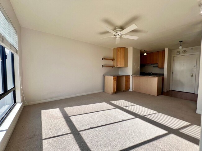 Foto del edificio - Sunny Top floor West facing Studio located...