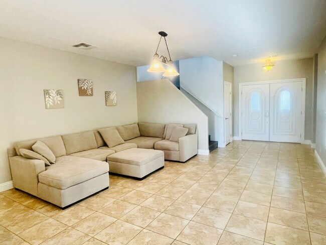 Building Photo - Remodeled 3 Bd, 3 Bth, Furnished, Loft & P...
