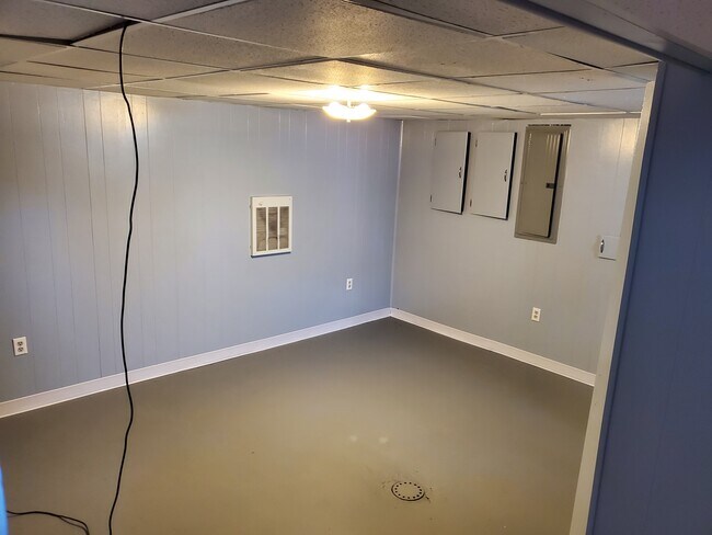 Foto del edificio - 163 Miron Ave