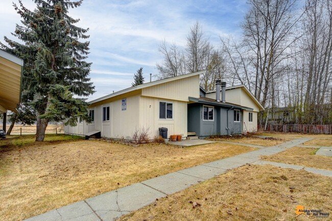 Building Photo - Charming 3 Bedroom Ranch Style Condo in Ea...
