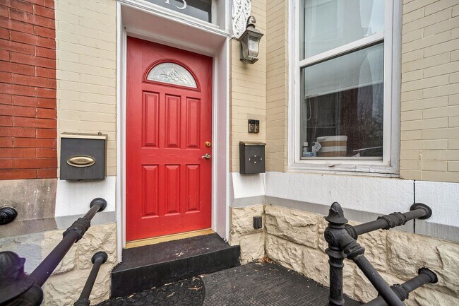 Foto del edificio - 3 Story Condo w/ Loft in Bloomingdale NW!!...