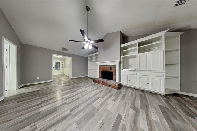 Foto del edificio - 2150 Lakeway Dr