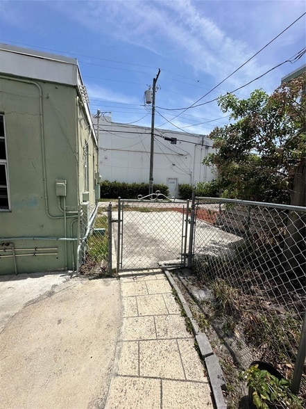 Building Photo - 1126 N H St