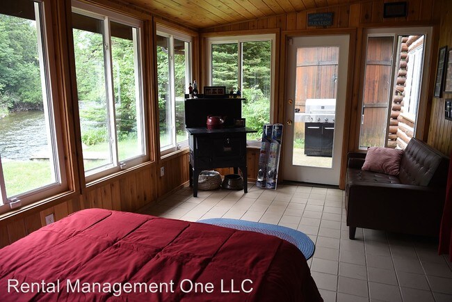 Building Photo - 4 br, 2.5 bath House - 1447 E. River Rd