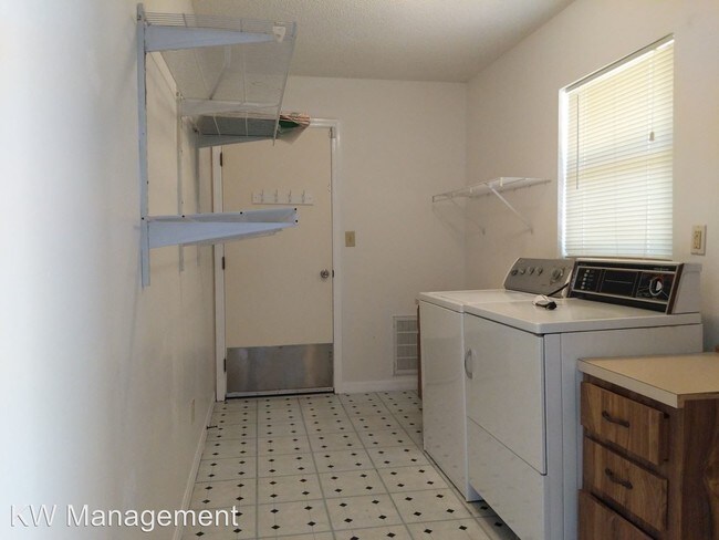 Building Photo - 3 br, 2 bath House - 4550 NE 24th Court