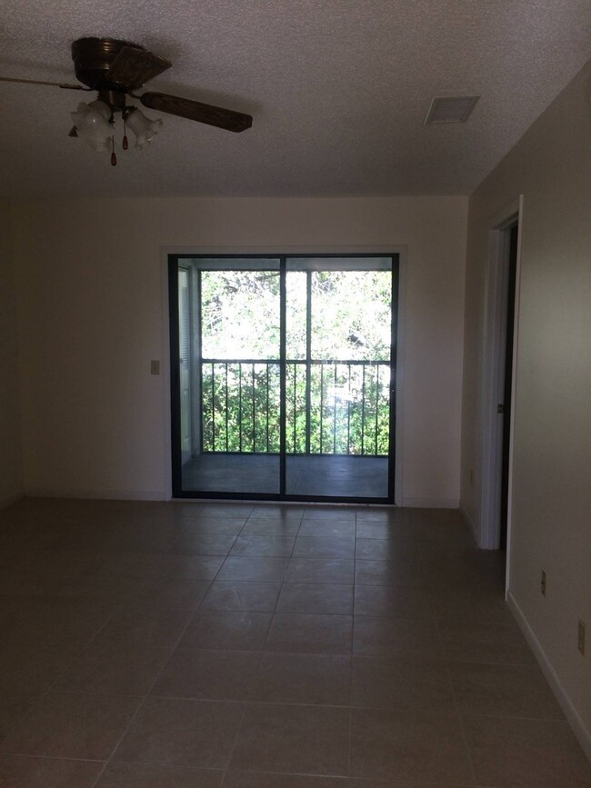 Foto del edificio - Conveniently Located 2/2 Condo w/ Pool access