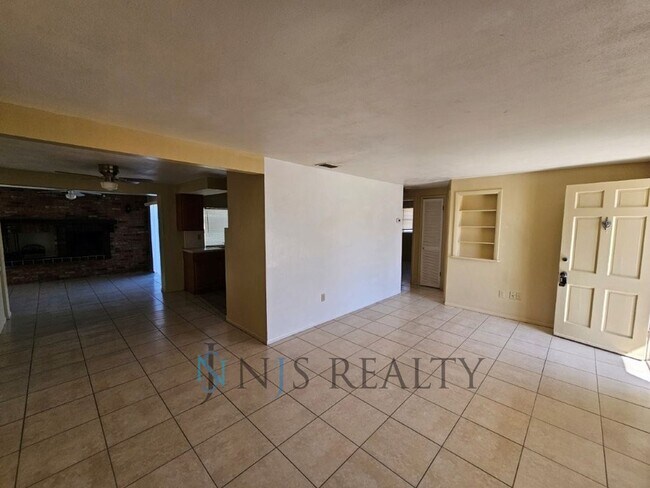 Foto del edificio - True 2/1.5/1 with FIREPLACE, fenced yard and all tile flooring throughout!