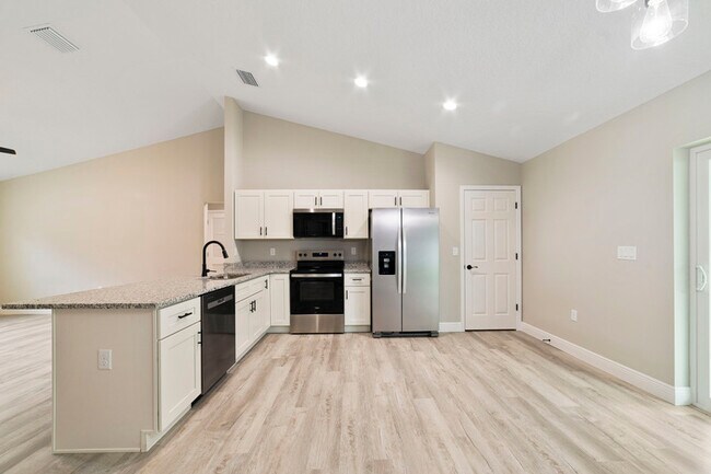 Building Photo - 8949 N Cortlandt Dr