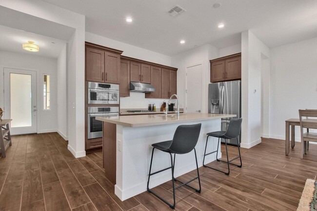 Building Photo - 3 Bedroom Townhome in Arcadia Lite