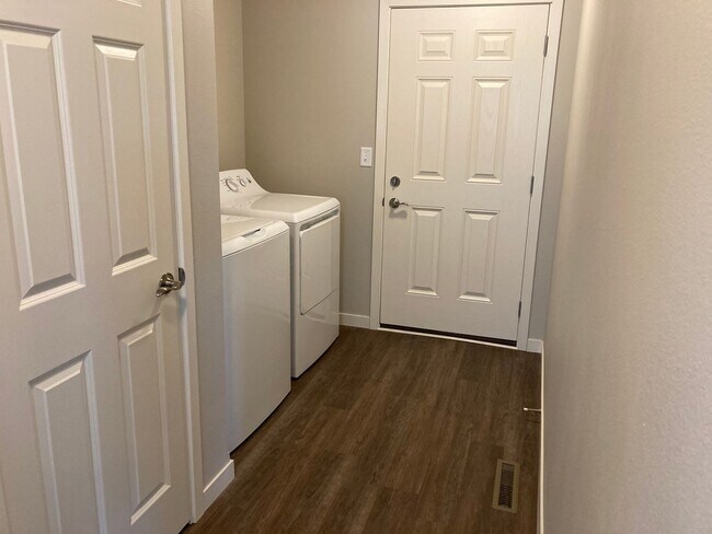 Foto del edificio - 4 Bed 3 Bath Twin Home