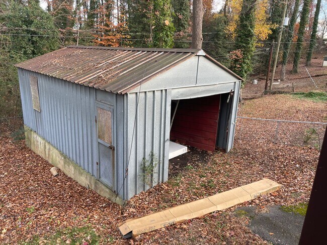 Foto del edificio - 3bed house in the county! Central all electric hvac, laundry, yard and hardwoods.