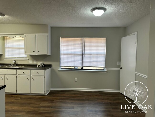 Building Photo - 706 Robin Hood Dr