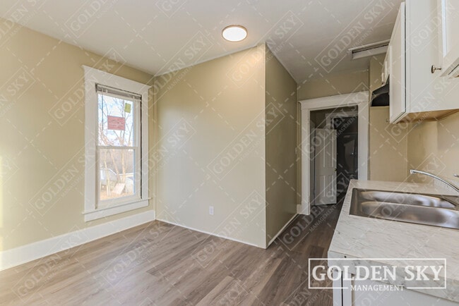 Building Photo - 646 N Mulberry St