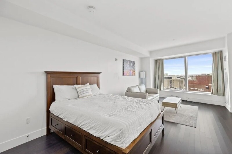 Primary Photo - 100 Stuart St