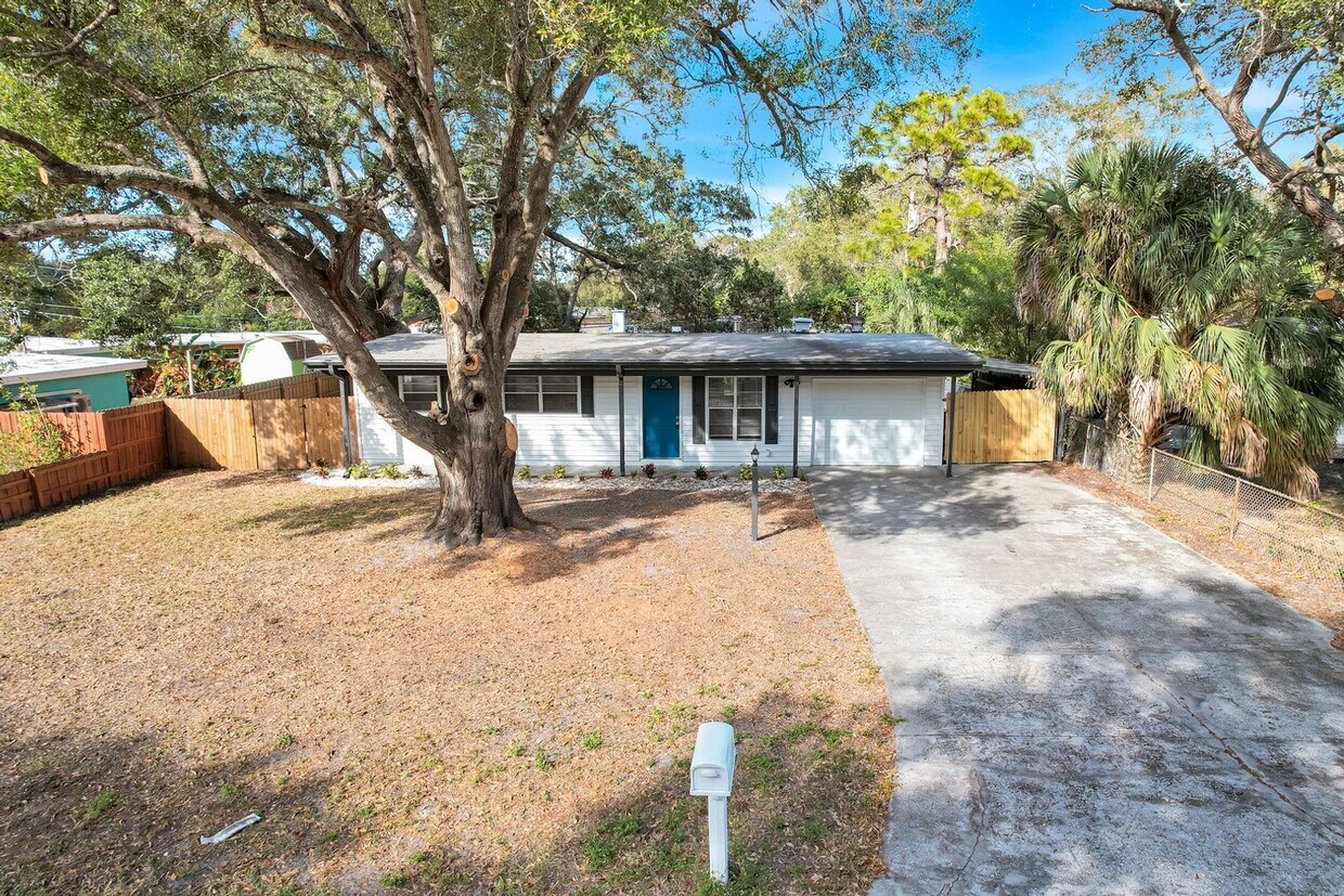 Foto principal - Large 3bdrm/2bath Home with garage & carpo...