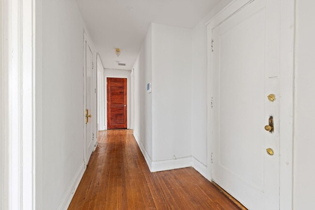 Building Photo - 940 E 48th St