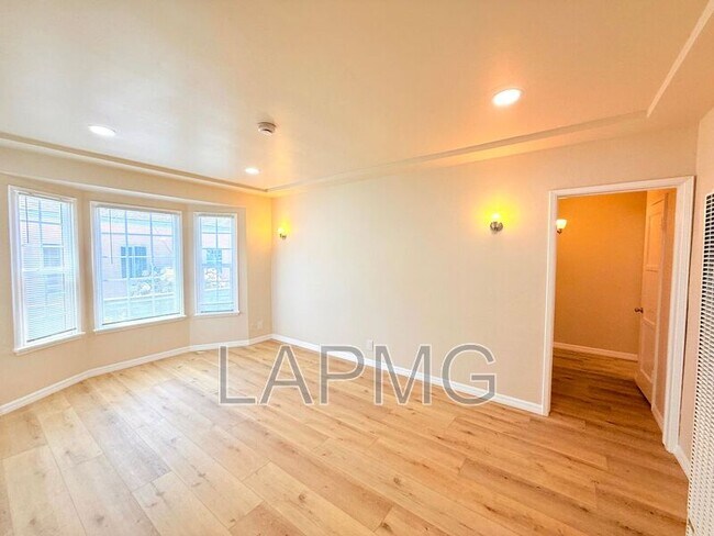 Building Photo - 1535 S Fairfax Ave