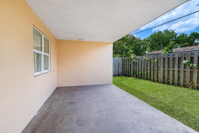 Building Photo - 6111 NW 43rd Ave
