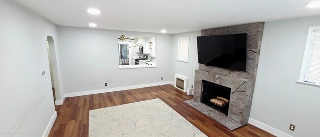 Foto del edificio - 728 Golden Ave