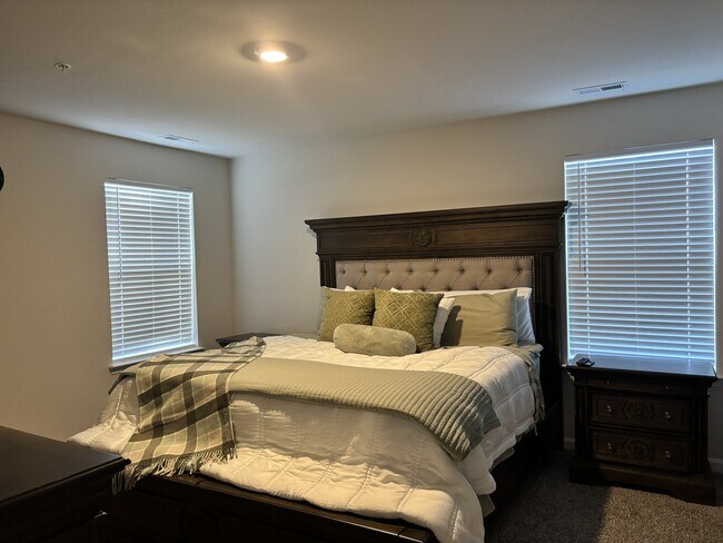 Foto del edificio - 359 Forest Edge Ave