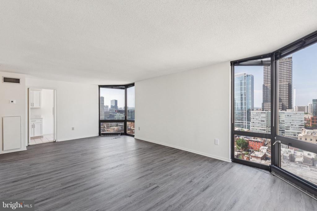 Primary Photo - 2020 Walnut St