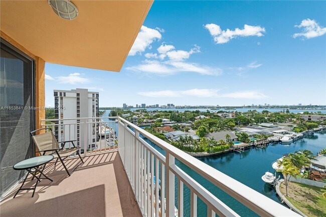 Foto del edificio - 2450 NE 135th St