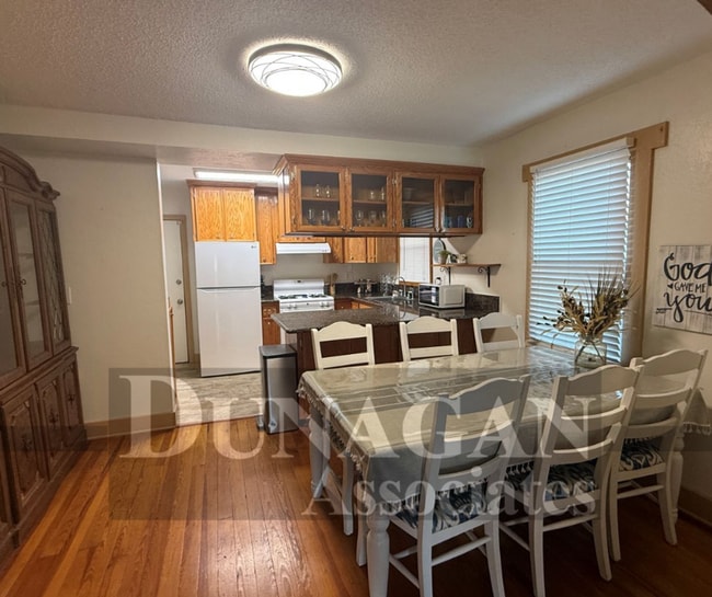 Building Photo - 2 bed, 1 bath Fully Furnished, water paid, may allow pets upon approval.